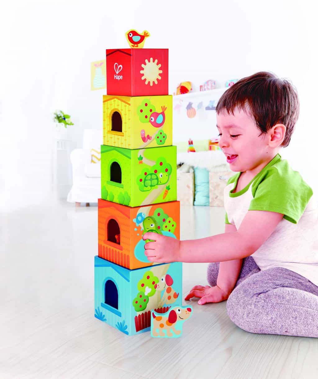 Hape Stacking Tower - Læring og leg med byggekasser